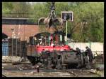 Wie das Schwert des Damokles hngt der Greifer ber den Resten einer schon komplett zerlegten 151er, der 151 122-9 dahinter wird anschlieend der Rest gegeben.