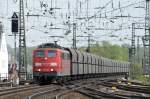 Unter einem Dach aus Drahtgewirr nhert sich 151 135-1 mit einem langen Gterzug am Haken am Aachen Hbf auf dem Weg nach Aachen-West.