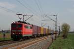 151 020-5 mit einem Containerzug in Neuss-Allerheiligen am 09.04.2011