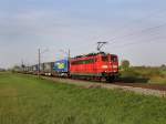 Die 151 035 mit dem LKW Walter KLV-Zug am 24.04.2011 unterwegs bei Bubenreuth. 