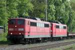 Die 151 002-3 zieht einen Gz in Doppeltraktion mit 151 130-2 durch Ratingen Lintorf am 20.04.2011