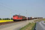 151 043-7 mit einem gemischten Gterzug aus Richtung Dresden kommend auf der Neubaustrecke zwischen Bhla und Weiig. Die Fahrt geht in Richtung Riesa, fotografiert am 30.04.2011. 