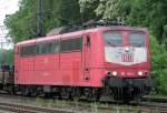 Die noch in Orientrot mit Scherenstromabnehmer verkehrende 151 134-4 zieht den 51234 von Seelze nach Gremberg durch Duisburg Neudorf am 10.05.2011