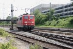 Die BR 151 060-1 von Railion rangiert in Aachen-West bei Sonne.