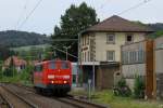 In Pressig-Rothenkirchen wartet 151 153-4 auf den nchsten Gterzug, der ber die Frankenwaldrampe geschoben werden muss. (18.6.2011)