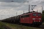 151 086 am 21.6.11 mit einem Kesselwagenzig bei der Durchfahrt durch Ratingen-Lintorf.