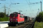 Die 151 066-8 fhrt mit einem Containerzug in Graben-Neudorf und weiter Richtung Bruchsal durch.