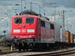 151 085-8 steht am 17.07.2011 vor einem Containerzug in Aachen West.