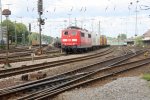 151 085-8  steht in Aachen-West mit einem Containerzug und watet auf die Abfarht nach Kln bei Sonne und Wolken.
17.7.2011