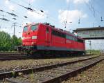 Lokparade im DB Museum Koblenz-Ltzel am 21.05.2011 zu dessen 10 jhrigen Bestehen.151 121-1.  Sie stellt die Nachfolge-Baureihe der E50 dar. Um den gestiegenen Leistungsanforderungen im schweren und insbesondere im schnellen Gterverkehr gerecht zu werden, wurden im Jahre 1968 bei der DB und den Anbietern Krupp und AEG berlegungen angestellt, einen wesentlich leistungsstrkeren Nachfolgetyp fr die Baureihe 150 zu entwickeln. Die erste 151 wurde 1972 vorgestellt  und im Jahr 1973 von der DB abgenommen. Die Serienlieferung dauerte bis 1977 an. Insgesamt wurden 170 Loks dieses Typs in Dienst gestellt. Alle Loks der Baureihe 151 sind Wendezug- und Doppeltraktionsfhig. Sie werden oft in Doppeltraktion vor schweren Erzzgen eingesetzt.  Die 151 verfgt ber 8133 PS;  bei einem Dienstgewicht von 118t erreicht sie eine Hchstgeschwindigkeit von 120 km/h. Die 151 121 ist die jngste Erwerbung des DB Museums Koblenz. 