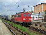 Die 151 127 am 08.08.2008 mit einem KLV-Zug bei der Durchfahrt durch den Passauer Hbf.