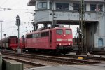 151 086-6 von Railion fhrt mit einem gemischten Gterzug  von Kln-Gremberg in Richtung Kln-Kalk bei Sonne und Wolken.