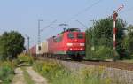 151 151-8 kommt hier kurz vor Durmersheim mit einem Containergterzug durchgefahren. 24.08.2011