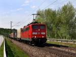 Die 151 015 am 23.04.2011 mit einem Containerzug unterwegs bei Hausbach.