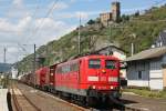 Die 151 036 zieht am 17.8.11 einen Gterzug durch Kaub.
