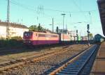 151 144-3 zieht einen Containerzug am 30.09.3011 durch Schwetzingen   