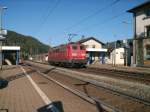 151 146-0 durchfhrt am 22.10.2011 den Bahnhof Ludwigsstadt auf der Frankenwaldbahn.