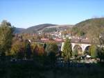 Eine BR 151 schiebt am 22.10.2011 einen schweren Gterzug ber die Trogenbachbrcke in Ludwigsstadt auf der Frankenwaldbahn.