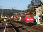 151 046 schiebt am 22.Oktober 2011 ein gemischten Gterzug aus Pressig raus. Man beachte: Die Lok hat statt die roten Schlusslichtleuchten, dass 3-Licht-Spitzensignal an.