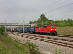 Die 151 133 am 28.04.2011 mit einem KLV-Zug unterwegs bei Hebertshausen.