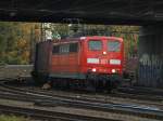 151 083-3 zieht am 05.11.2011 einen Gterzug von Kln kommend unter der Brcke Turmstrasse nach Aachen West.