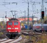 Televersion der 151 002 mit gemischten Gterzug in Mnchen-Ost am 25.10.11.