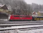 Eine 151 zieht am 05. Januar 2012 den PKP Cargo-Kohlezug aus Kronach heraus.