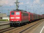 151 051 mit einem Gterzug aus Passau kommend bei der Durchfahrt durch Plattling HBF am 2.5.2006