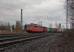 151 144-3, liebevoll  Himbeere  genannt, kam am 08.01.2012 mit Containerzug in Fahrtrichtung Norden durch Eschwege West.