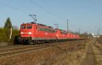 Fnf auf einem Streich, 151 066-8 und 151 075-9 mit 185 211-0, 140 678-4 und 185 276-3 im Schlepp ziehen einen Flachwagenzug am 16.03.2012 durch Kennelgarten