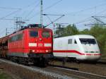 151 099-9 mit einem Gz, wird von einem ICE fliegend berhollt. (Fulda, 30.04.12)
