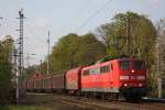 151 125 am 13.4.12 mit einem gemischten Gterzug bei der Durchfahr durch Ratingen-Lintorf.