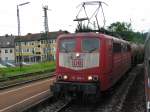 151 134 in alter orientrot Lackierung bei der Durchfahrt durch den Vilshofener Hbf.