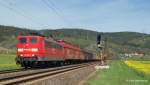 151 032-0 passiert am 28.04.12 die kleine Ortschaft Ludwigsaumhle mit einem kurzen, gemischtem Gterzug am Haken Richtung Bad Hersfeld.