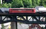 Railion DB Logistics 151 144-3 schiebt Kesselzug Richtung Kronach, Frankenwaldbahn KBS 840 Saalfeld - Lichtenfels, fotografiert auf dem Trogenbach - Viadukt in Ludwigsstadt am 09.06.2010