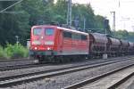 Mit einem schweren Gterzug fahrt 151 008-0 am Abend des 26.07.2012 durch den Bahnhof von Dreieich-Buchschlag.