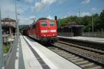 BR 151 vor einem Gterzug im Veitshchheimer Bahnhof; 09.07.06