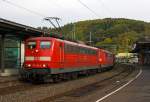 151 020-5 und 151 043-7 der DB Schenker Rail ziehen einen leeren Kohlenzug (Offene Schttgutwagen mit schlagartiger Schwerkraftentladung, der Gattung Falns) am 13.10.2012 durch den Bahnhof Betzdorf / Sieg in Richtung Kln.