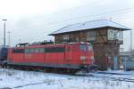 Mit Tankzug am Haken in Wartestellung, 151 152-6 am 11.12.2012 im Gterbahnhof Kassel-Bettenhausen, im Hintergrund das alterwrdige Stellwerk.