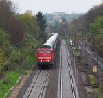 Bei strmenden Sommerregen befrdert 151 014-8 den Ford Autozug aus Saarlouis in Richtung Saarbrcken.