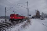 151 065 und eine Schwestermaschine mit gemischten Gterzug am 09.02.2013 bei Nagel auf der Frankenwaldbahn.