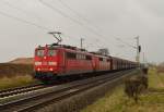 151 166-6 mit einer mir unbekannten Schwesterlok und einem langen Selbstentladerwagenganzzug in Richtung Kln. Bei Allerheiligen am Samstag den 16.2.2013