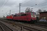 Die immer noch orientrote 151 134-4 und die 185 025-4 fahren als Lz durch Mannheim.