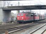 151 056 und 151 034 mit Selbstentladewagen am Haken am 23.02.2013 durch Mainz Bischofsheim.
