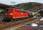 Die 151 043-7 der DB Schenker Rail rauscht mit einem gemischten Gterzug am 16.03.2013 durch den Bahnhof Betzdorf/Sieg in Richtung Kln.