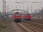 Doppelter Doppelpack: wrend der RE nach Koblenz von zwei 143 gezogen bzw geschoben wird, ruhen sich zwei 151er im Bahnhof Dillingen an Karfreitag 29.3.13 aus.