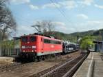 151 065 der DB Railion durchfhrt am 26.04.13 mit ihrem Skoda-Autozug Dresden Niederwatha.