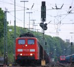 151 021-3 von Railion steht in Aachen-West mit einem langen gemischten Gterzug  aus Osnabrck nach Kortenberg-Goederen(B) am Abend des 14.5.2013.