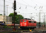 151 148-4 von Railion rangiert in Aachen-West bei Regen und Gewitter am Abend vom 28.5.2013.