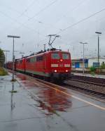 Zwei 151ziger ziehen im strmenden Regen einen Massenschttgutwagenzug durch den Bahnhof von Neuwied, als Zugmaschine dient die 151 016-3 am Samstag den 14.9.2013